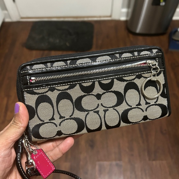 Coach Black and Cream Signature Wallet - Picture 3 of 8